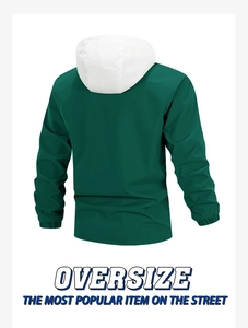 Vista posteriore della giacca oversize verde scuro con cappuccio bianco a contrasto