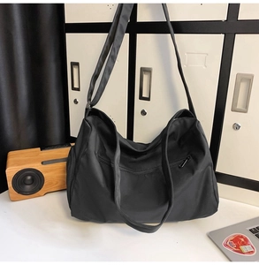 Grand sac de sport noir en nylon avec bandoulière réglable et double poignée pour voyage court