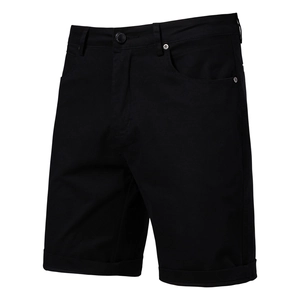 Détail d'un short décontracté noir en coton avec tissu sergé durable et revers au bas