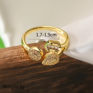 Macro detail of gold-plated geometric ring with zircons showing dimensions and 3g weight