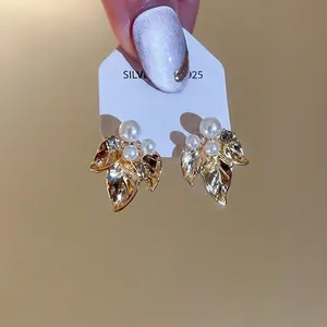 Boucles d'oreilles feuilles dorées avec perles et zircons pour femmes chic et rétro