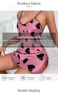 Détail du tissu de chemise de nuit en satin rose avec motifs cœurs et fente latérale
