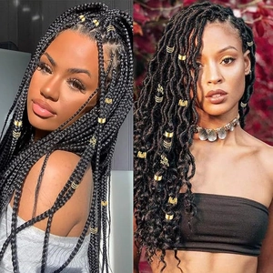 Vue double de bijoux de cheveux dorés stylisés sur diverses tresses et dreadlocks