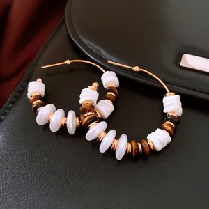 Créoles bohèmes plaquées or 18 carats avec perles œil de tigre et nacre sur cuir