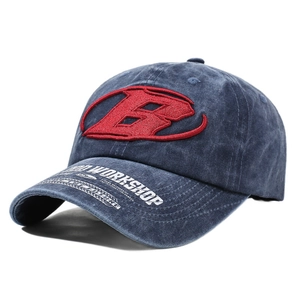 Casquette vintage bleu marine délavé avec logo B brodé rouge et détail workshop