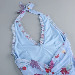 Detail eines Sommerkleides mit Rüschen-Halterhals und hellblauem Chiffon-Blumenmuster