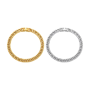 Ensemble de bracelets gourmette minimalistes en acier inoxydable doré et argenté sur fond blanc