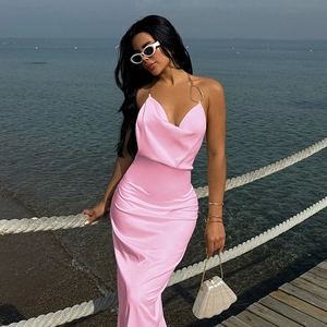Détail de la robe en satin rose avec col bénitier, chaînes dorées et drapé élégant