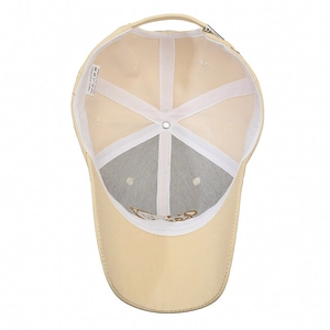 Vue intérieure d'une casquette beige en coton avec boucle réglable et structure à six pans