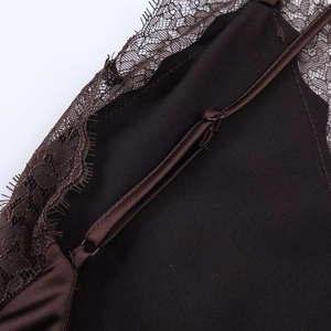 Détail de la veste en dentelle marron foncé montrant l'ajustement et la dentelle fine