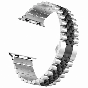Detalle de la correa de acero inoxidable de cinco eslabones para reloj inteligente en plata y negro