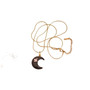 Collier chaîne serpent dorée avec pendentif croissant noir et détails floraux roses