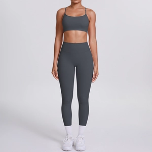 Ensemble de yoga gris foncé avec legging taille haute et brassière sur un mannequin