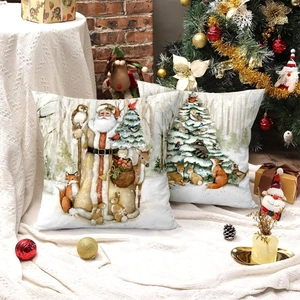 2er-Set Weihnachts-Kissenbezüge mit Weihnachtsmann und Tieren auf cremefarbenem Stoff
