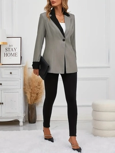 Détail d'un blazer gris clair avec revers noirs et pantalon business ajusté élégant