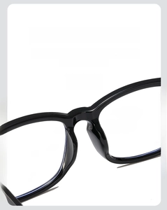 Macro detail of ergonomic black nasal tray integrated into the stylish square frame