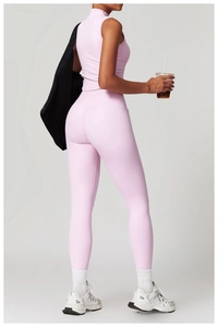 Rückansicht von engem rosa Yoga-Set mit High-Waist-Leggings und schmalem Weste