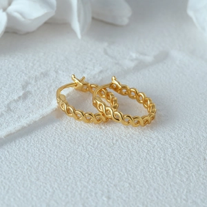 Detailed view of gold twisted rope chain design on S925 sterling silver earrings