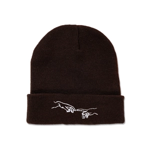 Vue détaillée du bonnet en maille marron foncé avec broderie main créative et bord replié