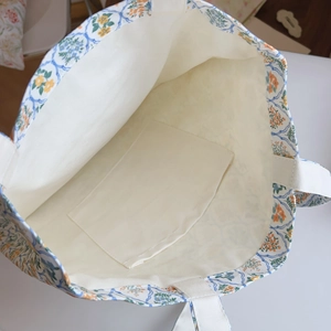 Détail de l'intérieur du sac cabas floral montrant la poche interne et le grand espace