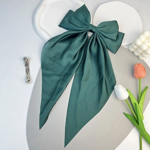 Pince à cheveux élégante en satin vert émeraude avec grand nœud et longs rubans
