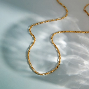 Élégant collier en acier titane doré avec maillons rectangulaires et nacre raffinée