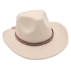Dettaglio di fedora in feltro crema con fascia marrone e accenti di strass lucidi