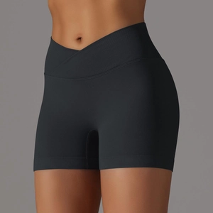 Dettaglio della vita alta a V incrociata sugli shorts da yoga a costine senza cuciture