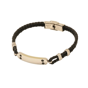 Détail d'un bracelet en cuir tressé noir avec fermoir et accents en acier inoxydable