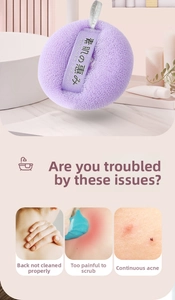 Detailansicht eines lila Bade-Peeling-Schwamms mit weicher japanischer Massagestruktur