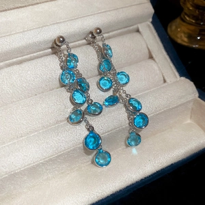 Dettaglio degli orecchini a nappa placcati in oro 18k con perle di vetro blu in scatola