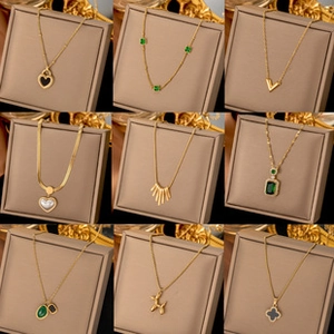 Vista detallada de nueve colgantes dorados de corazón en un soporte de cuero marrón
