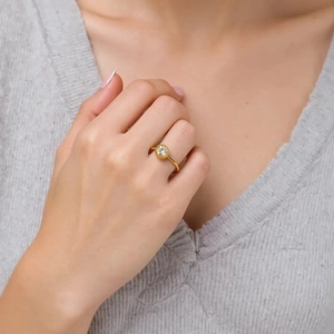 Elegante anello in acciaio inossidabile dorato con zircone indossato da una modella