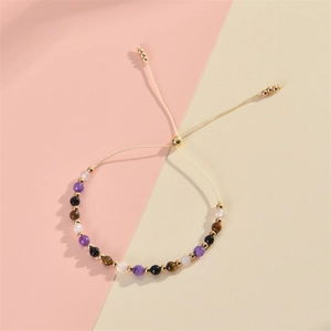 Détail d'un bracelet de perles fait main ajustable avec pierres naturelles et or