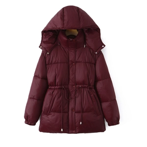 Cappotto invernale bordeaux con cappuccio, coulisse regolabile in vita e chiusura a zip