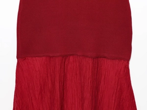 Détail du tissu en maille rouge foncé épissé avec une texture plissée élégante