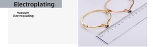 Dettaglio macro di bracciali testa di cervo in oro e oro rosa con scala graduata