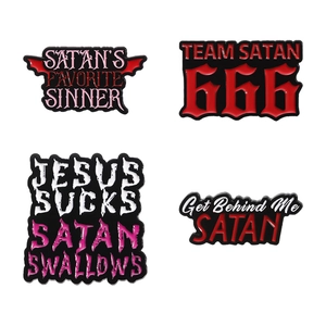 Lot de 4 épinglettes punk en métal avec lettrage gothique et motifs religieux