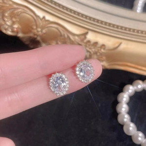 Orecchini a perno ovali in argento con cristalli trasparenti su velluto nero