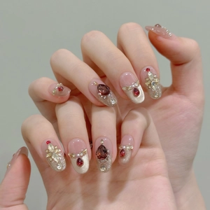 Vista detallada de uñas postizas de rubí rojo de lujo con purpurina ojo de gato