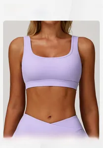 Detail eines Lavendel-Yoga-Sets mit V-Kreuz-Bund und U-Ausschnitt Sport-BH für Damen