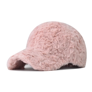 Detailansicht der rosa Teddy-Plüsch-Basecap mit weicher Struktur und gebogener Krempe