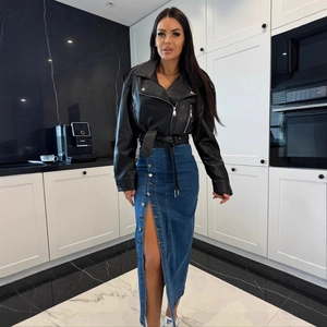 Jupe longue en jean bleu fendue à boutons avec taille haute et veste en cuir noir