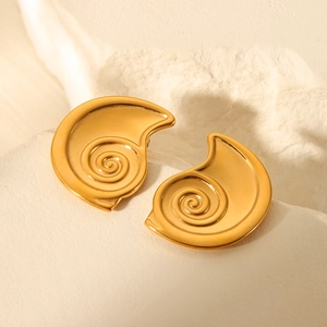 Boucles d'oreilles élégantes en acier inoxydable plaqué or 18 carats forme escargot