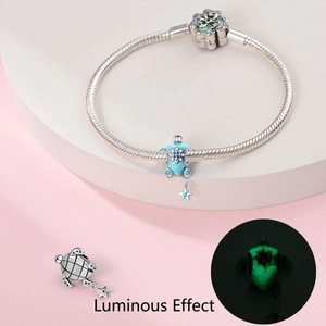 Charm tortue lumineuse avec effet de lueur bleue sur bracelet à chaîne argent