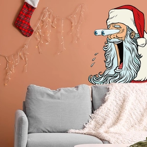 Sticker mural Père Noël ludique sur mur pêche au-dessus d'un canapé gris moderne