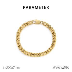 Gros plan d'un bracelet gourmette doré en acier inoxydable de 7 mm de large et 200 mm