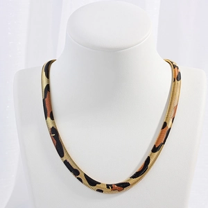 Collier chaîne serpent plat à motif léopard doré sur un buste de mannequin