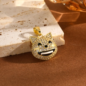 Détail du pendentif masque de chat doré serti de cristaux brillants et touches noires
