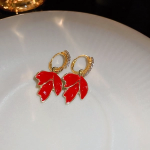 Boucles d'oreilles feuille d'érable rouge vintage avec anneau doré et pierres zircon